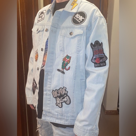 AC/DC DENIM JACKET EMBELLISHED WITH 17 PATCHES & 2 BUTTONS/PINS AND BACK ART - Picture 3 of 12